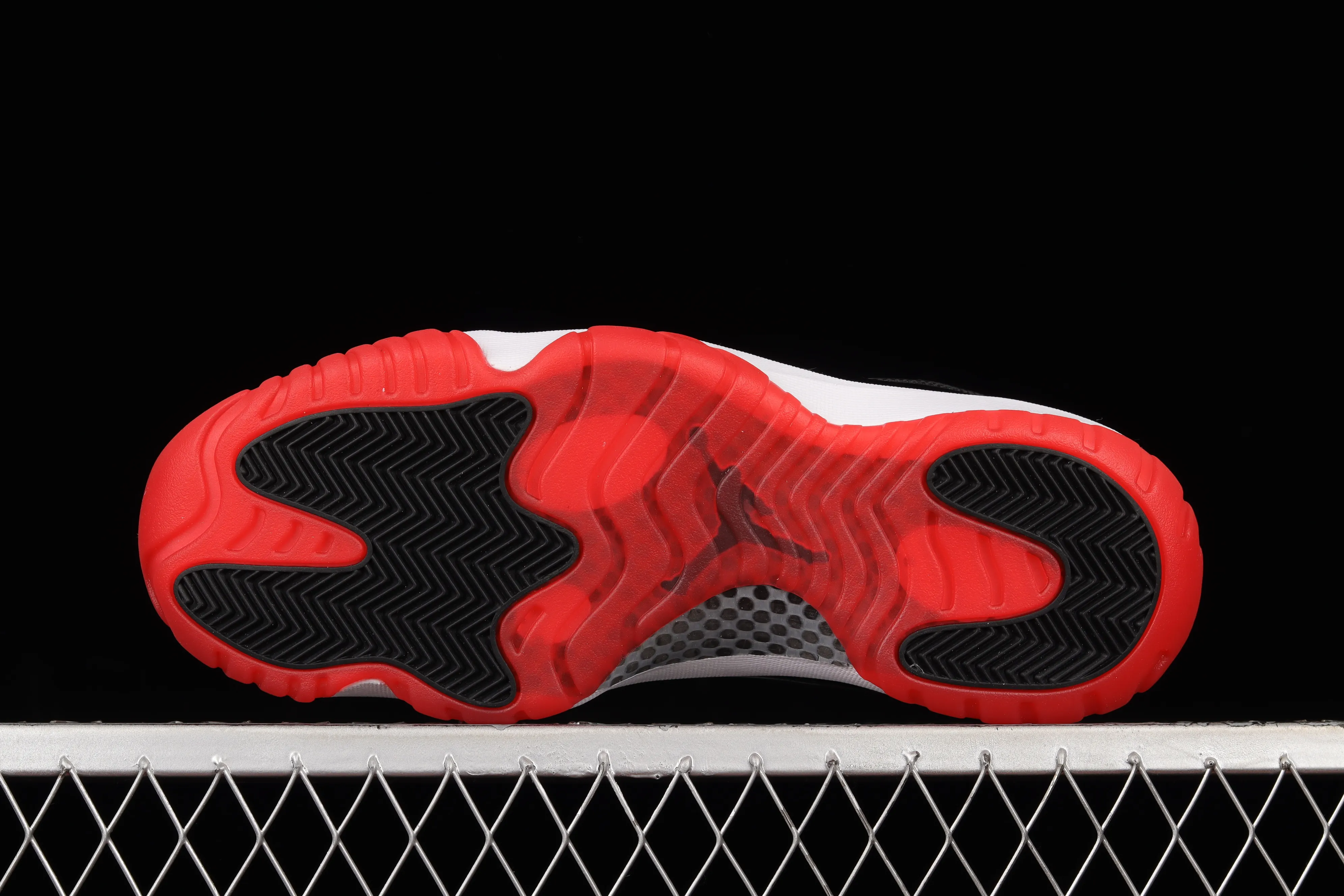 All categories Air Jordan Jordan series basketball shoes Air Jordan 11 F version Air Jordan 11 Retro Low AJ11 Joe 11 low-top patent leather black and red top layer genuine carbon AV2187-160
